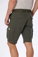 Bermuda cargo azul marino con cinto, confeccionada en 98% algodón y 2% spandex. Presenta bolsillos laterales tipo cargo con solapa y botón.
