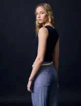 Pantalón de lino marca Zac & Rachel, color azul con textura. Tiene pretina con pasadores, cierre y botón. Incluye cinto de cordones. Cuenta con bolsillos delanteros con botones y dos bolsillos traseros.