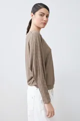 Blusa roja de tejido de punto acanalado, con escote barco y mangas dolman largas.