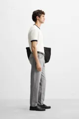 Pantalón de jean celeste de corte slim fit y tapered, con cinco bolsillos, efecto lavado y cierre frontal con cremallera y botón.