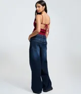 Top corto color vino tinto, con escote cuadrado y tirantes finos. Presenta frunces decorativos en el busto y un ajuste ceñido al cuerpo.