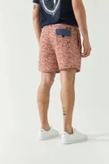 Short de baño estampado con cintura elástica ajustable con cordón, dos bolsillos laterales y uno trasero. Confeccionado en tela ligera de secado rápido y logo bordado.