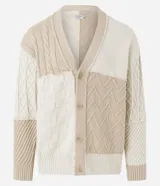 Cardigan de punto beige con diferentes texturas y bloques de color. Tiene cuello en V, abotonadura frontal y mangas largas.
