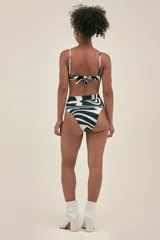 Bombacha de bikini de tiro alto con estampado de mármol en blanco y negro.