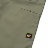 Pantalón de gabardina color verde oliva, corte recto, con bolsillos laterales, traseros y utilitario en el muslo. Cierre con cremallera y botón.