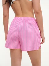 Short de popelina rayada en blanco y negro, con cintura elastizada y bolsillos laterales.