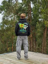 Hoodie negro con capucha y manga larga. Estampado en la espalda con un sol, una luna y el texto "Bronze Salon".