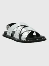 Sandalias plateadas con tiras de cuero cruzadas y tachas plateadas.