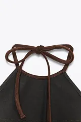 Top marrón con flecos y abalorios, escote halter y espalda descubierta.