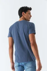 Remera de hombre color rosa con estampado rectangular con el texto "Mistral Co." y un diseño de hojas en el interior.
