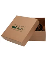 Cinturón marrón de cuero vacuno con hebilla metálica rectangular color peltre.