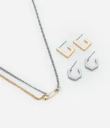 Conjunto de collar corto con cadena plateada y dorada, con dije de alfiler de gancho dorado. Incluye dos pares de aros de metal, uno dorado con forma cuadrada y otro plateado con forma hexagonal.