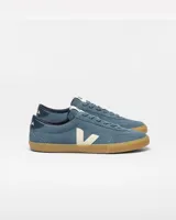 Zapatillas urbanas Veja modelo Volley, color azul con logo lateral en blanco y suela de goma color caramelo.