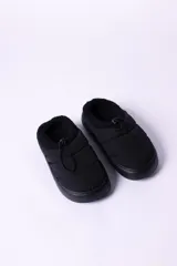 Pantuflas negras acolchadas con interior de piel sintética y ajuste con cordón elástico.
