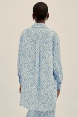 Camisa de lino y viscosa con estampado de cebra en tonos celestes, de manga larga y bolsillos frontales.