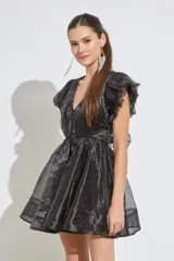 Vestido corto negro de organza con escote en V, mangas cortas abullonadas con volantes y falda acampanada.