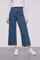 Pantalón de jean azul de corte ancho y tiro alto.