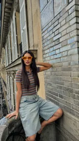 Lentes de sol color naranja con forma cat-eye.