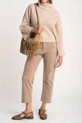 Sweater de punto acanalado color marrón, con cuello alto tipo polera y mangas largas de corte ancho. Posee un diseño oversize confeccionado en mezcla de lana.