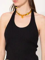 Top negro de tejido de punto con cuello halter y espalda descubierta.