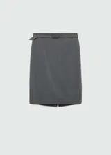 Falda midi de corte lápiz color gris oscuro con finas rayas verticales, cinturón desmontable y abertura en el bajo.