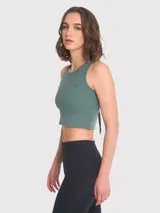 Top deportivo negro, corto, de tejido acanalado, sin mangas y con espalda deportiva.