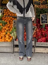 Pantalón de jean gris oscuro, de corte recto y tiro medio, con costuras decorativas en contraste.