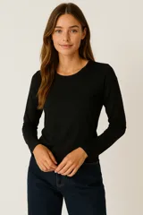 Remera negra de manga larga, cuello redondo y corte ajustado al cuerpo.