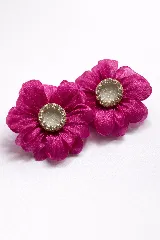 Caravanas de flor de tela roja con centro de resina y strass.