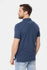 Remera polo de piqué lisa color rojo, con cuello en rib y botones personalizados.