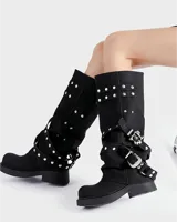 Botas negras de caña alta con hebillas y taco bajo.