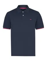 Remera tipo polo blanca confeccionada en piqué de algodón pima, con detalles contrastantes en puños y cuello, y logo bordado.
