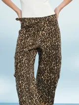 Pantalón cargo de corte recto con estampado animal print en tonos marrones.