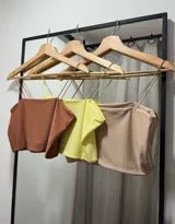 Top corto de tirantes finos en color marrón, amarillo y beige.
