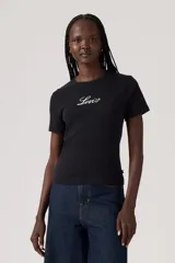 Remera negra de algodón con logo de Levi's bordado en blanco en el pecho.