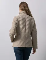 Campera capitoneada color beige, marca Gallery. Con cierre central, bolsillos delanteros con cierre, cinto de ajuste regulable en la cintura y forro interno a tono.