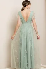 Vestido largo de fiesta azul con escote en V, corte imperio, falda de tul con estrellas plateadas y tajo lateral.