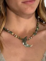 Collar corto con cuentas de piedra de colores y dije de media luna plateada.
