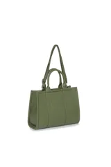 Bolso tipo tote de color verde militar, con doble asa corta y correa larga extraíble y ajustable. Tiene textura granulada y letras en relieve con la palabra "FEARLESS".