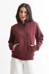 Campera color bordó de felpa liviana, con cuello alto, cierre frontal, bolsillos laterales y puños y cintura acanalados.
