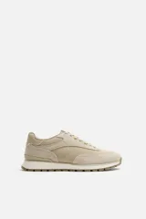 Zapatillas casual color beige con cordones. Parte superior fabricada en combinación de piezas con detalles en piel con acabado serraje. Suela dentada en contraste de color.