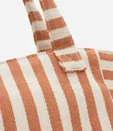 Bolso tipo tote bag de tela color crudo con rayas verticales color ladrillo.