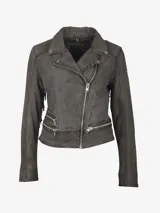 Chaqueta de cuero color marrón con corte entallado, cierre frontal asimétrico con cremallera, cuello con solapas de muesca y flecos decorativos en las mangas.