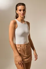 Body sin mangas color malva/rosado oscuro, de corte ajustado al cuerpo, con cuello redondo alto y broches en la parte inferior.