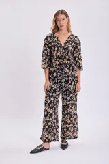 Kimono corto negro con estampado floral en tonos beige, con mangas 3/4 y lazo de ajuste en la cintura.