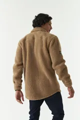 Sobrecamisa de sherpa color marrón claro con cuello camisero, cierre frontal con botones, bolsillo tipo parche en el pecho y manga larga.