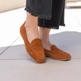 Mocasines negros de cuero vacuno con tientos de cuero pasados a mano y suela de goma.