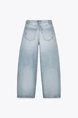 Pantalón de jean celeste de tiro alto con cintura doblada, cinco bolsillos, efecto lavado y roturas.