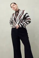 Pantalón blanco de algodón con corte recto y bolsillos delanteros grandes.