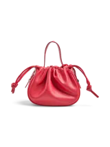 Bolso rojo con correa ajustable y desmontable, correa para hombro y asa simple. Cierre magnético y bolsillo interior.